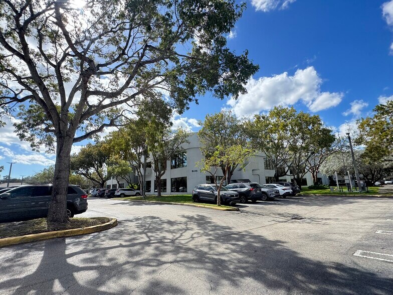 More Photos Of 9210 Sunset Dr, Miami Office For Lease