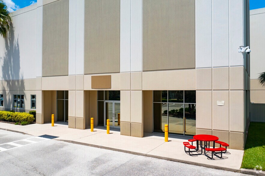 More Photos Of 2850 Interstate Dr, Lakeland Industrial For Lease