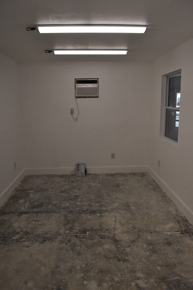 More Photos Of 12295 Automobile Blvd, Clearwater Warehouse For Lease