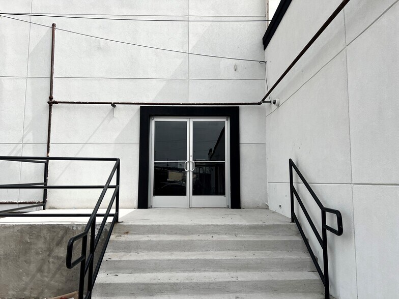 More Photos Of 11616 Harry Hines Blvd, Dallas Light Manufacturing For Lease