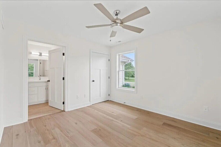 More Photos Of 1805 S 8th Ave E, Newton Specialty For Sale