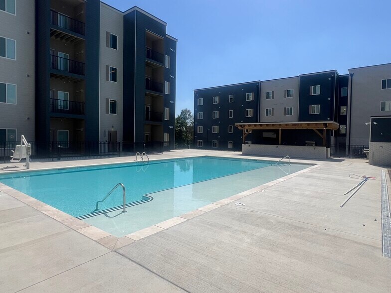 More Photos Of 7510 N Oak Trfy, Gladstone Apartments For Lease