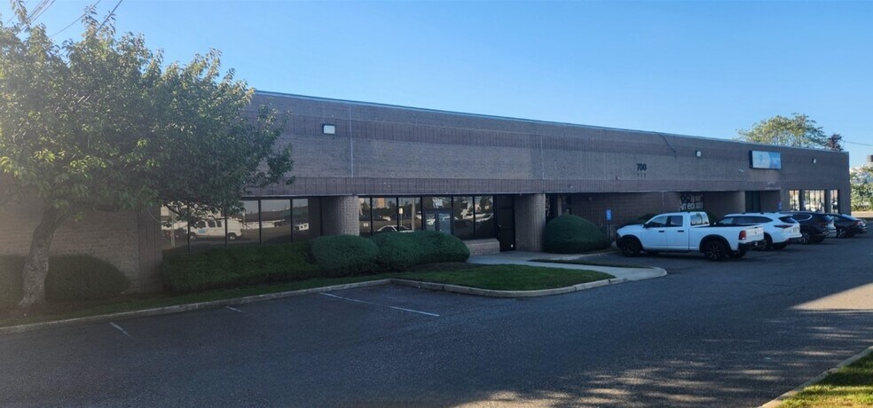 Primary Photo Of 700 Broadhollow Rd, Farmingdale Showroom For Lease