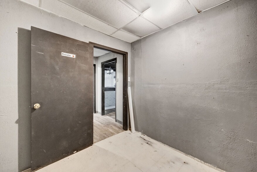 More Photos Of 2600 N Florissant Ave, Saint Louis Flex For Sale