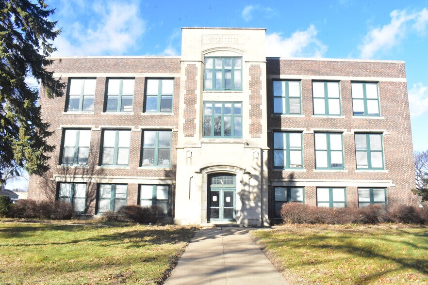 More Photos Of 200 E Arlington St, Waterloo Apartments For Sale