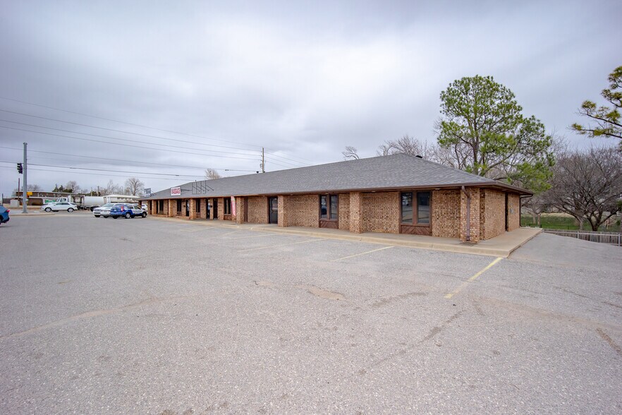 Primary Photo Of 1108 N Washington St, Weatherford Medical For Sale