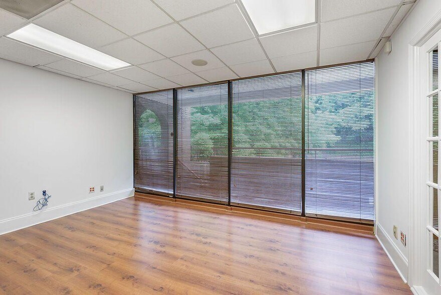 More Photos Of 1549 Clairmont Rd, Decatur Medical For Sale