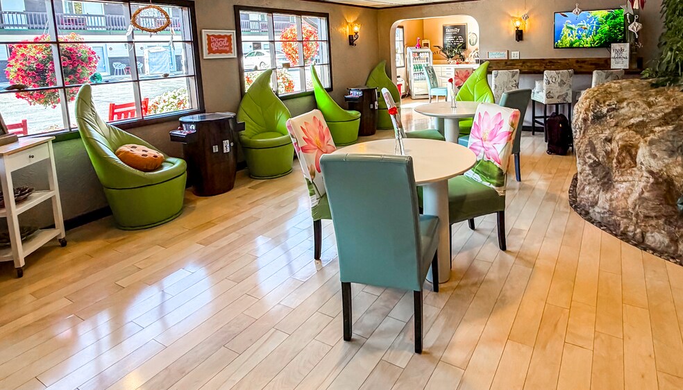More Photos Of 855 N 5th St, Custer Hotel For Sale