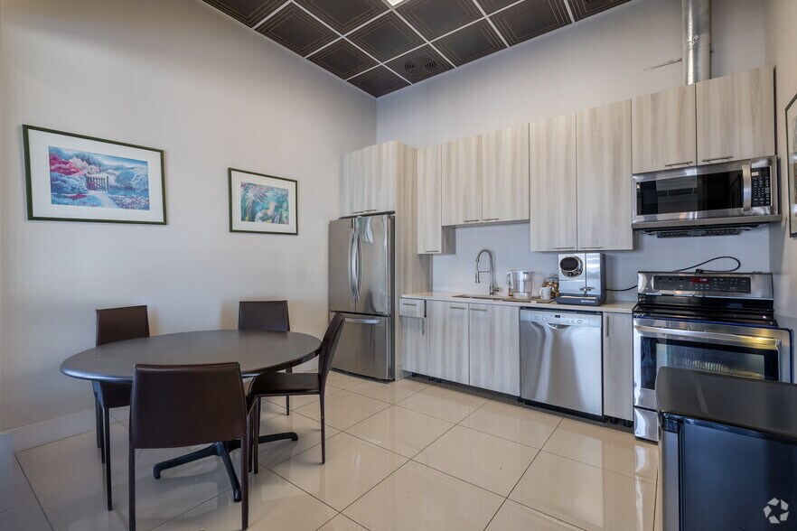 More Photos Of 235 Montee De Liesse, Saint-Laurent Manufacturing For Sale