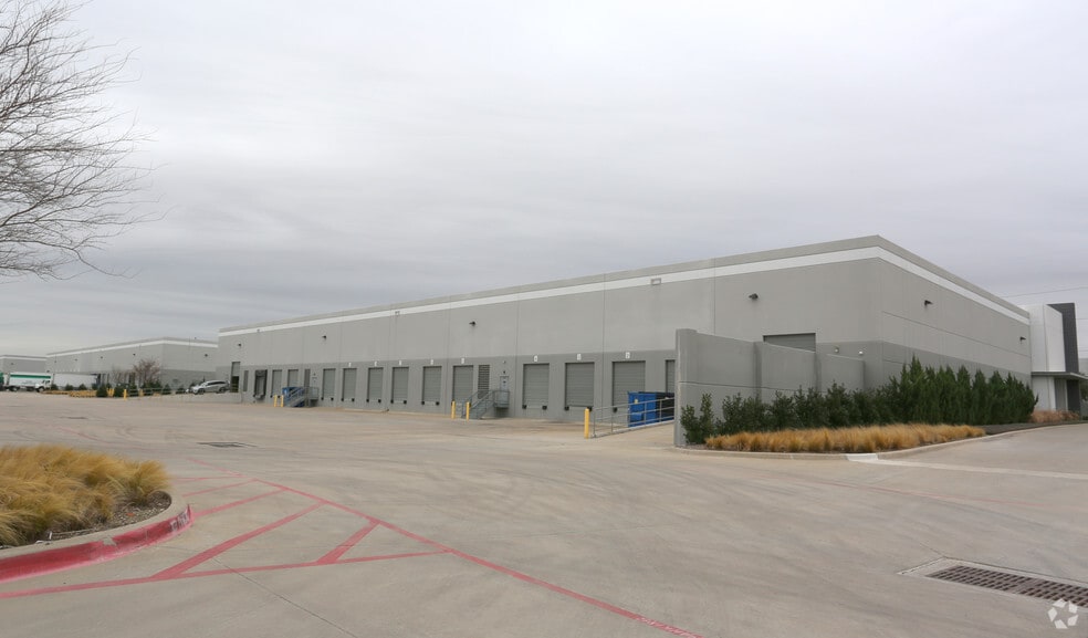 More Photos Of 910 S Freeport Pky, Coppell Warehouse For Lease