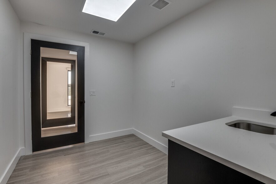 More Photos Of 6550 Lemmon Ave, Dallas Storefront Retail Office For Lease