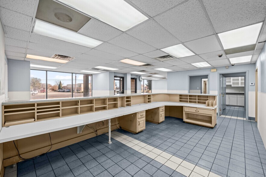 More Photos Of 7902 Slide Rd, Lubbock Veterinarian Kennel For Lease