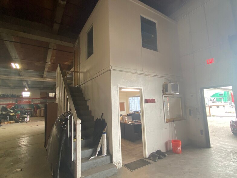 More Photos Of 3601 NW 55th St, Miami Warehouse For Lease