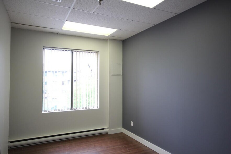 More Photos Of 6185 Boul Taschereau, Brossard Storefront Retail Office For Lease