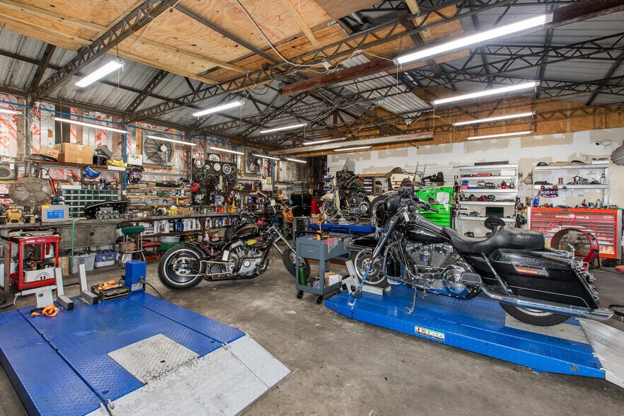 More Photos Of 17022 Cortez Blvd, Brooksville Auto Repair For Sale