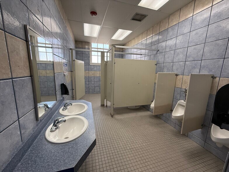 More Photos Of 7090 Alameda Ave, El Paso Schools For Lease