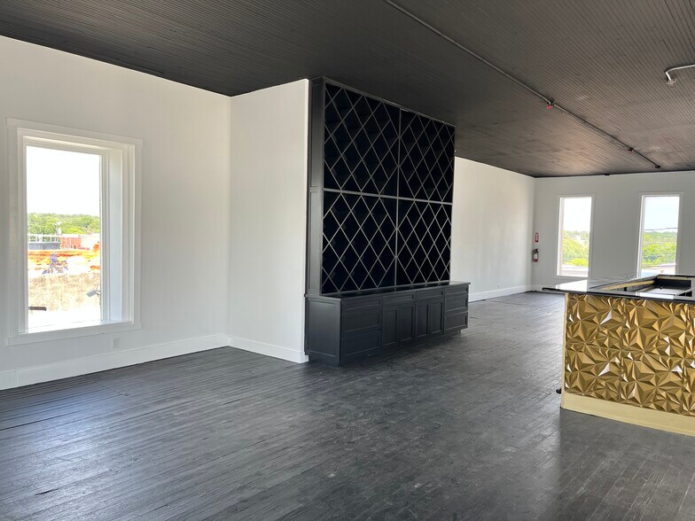 More Photos Of 209 N Main St, Weatherford Storefront Retail Office For Sale