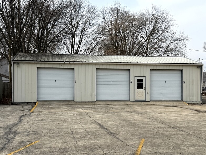 More Photos Of 1921 Broadway, Rockford General Retail For Sale