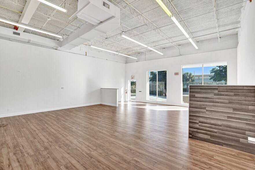 More Photos Of 959 NE Floranada Rd, Oakland Park Showroom For Lease