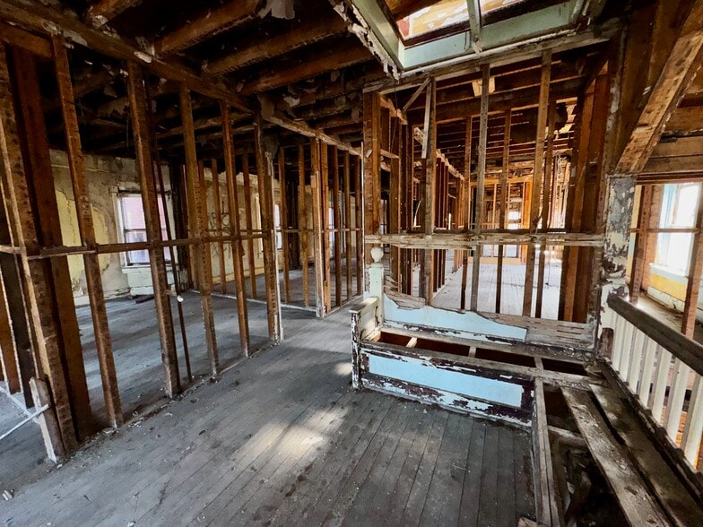 More Photos Of 1028 Main St, Klamath Falls Flex For Sale