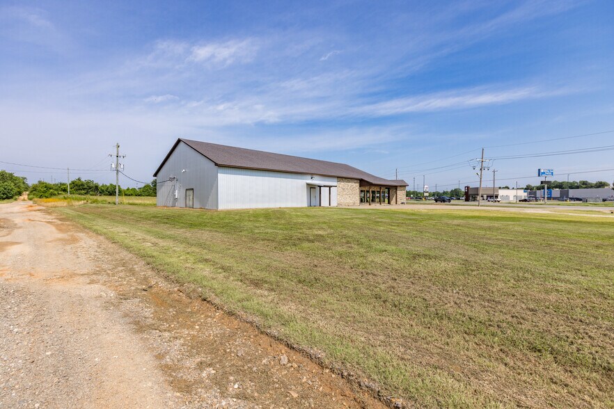 More Photos Of 1910 E Jackson St, Hugo Freestanding For Sale