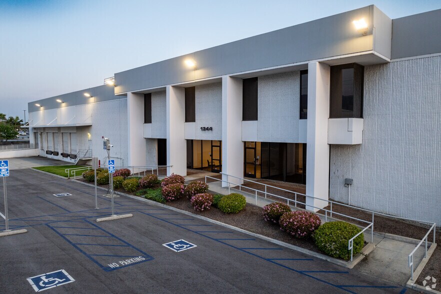 More Photos Of 1344-1388 W Foothill Blvd, Azusa Warehouse For Lease