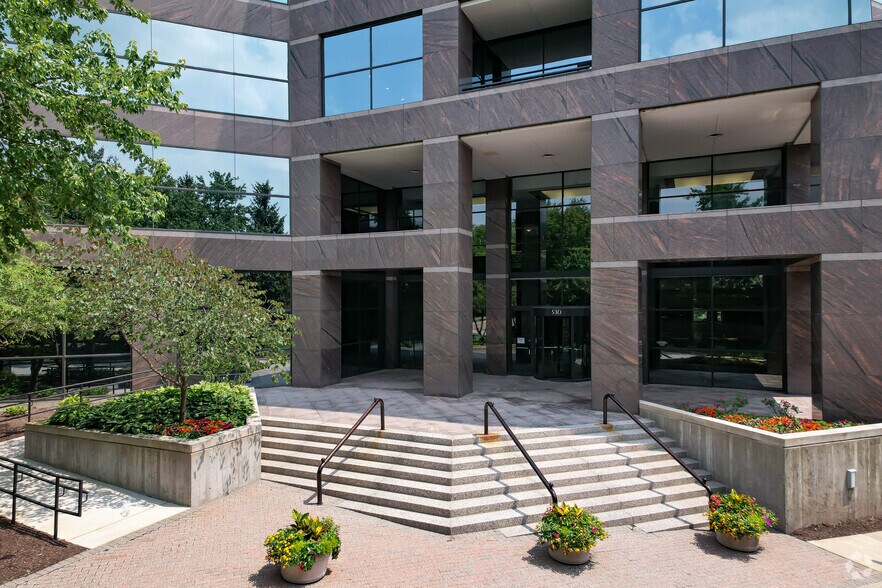 More Photos Of 520 Maryville Centre Dr, Town And Country Unknown For Lease
