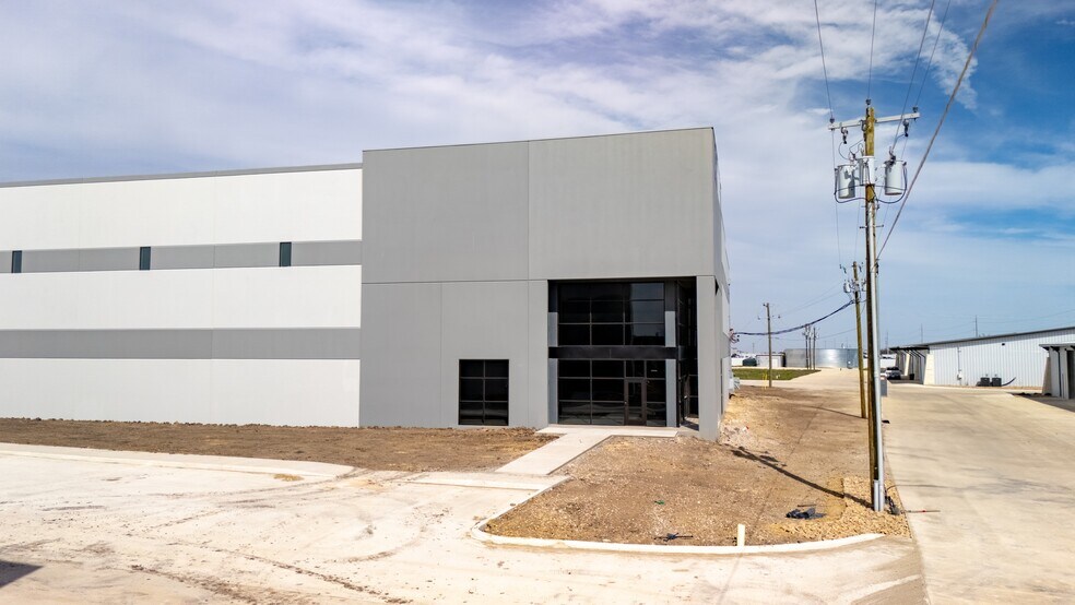 More Photos Of 21901 US 79, Taylor Warehouse For Lease