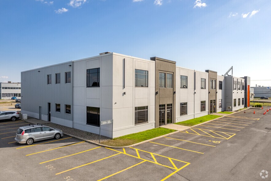 More Photos Of 17660 Rue Charles, Mirabel Flex For Lease