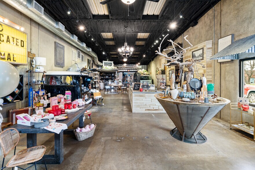 More Photos Of 115 N Oak St, Roanoke Restaurant For Sale