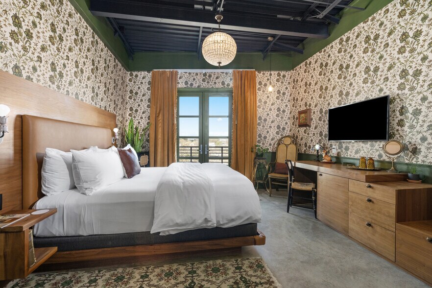 More Photos Of 1123 E 11th St, Austin Hotel For Sale