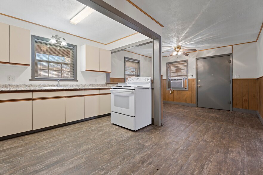 More Photos Of 300 Range St, Marshall Multifamily For Sale