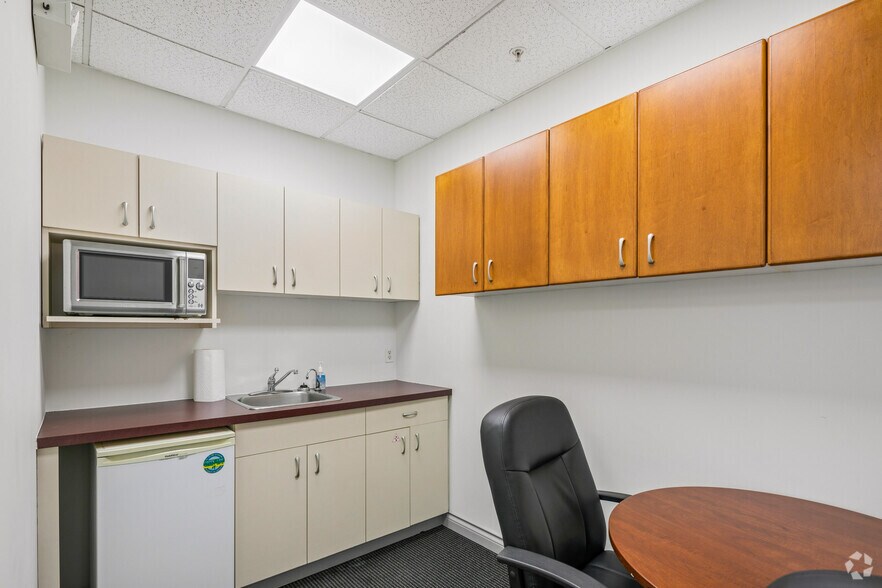 More Photos Of 1700 Dickson Av, Kelowna Unknown For Lease