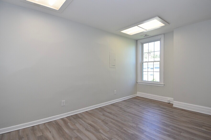 More Photos Of 93-97 Broad St, Middletown Office For Sale