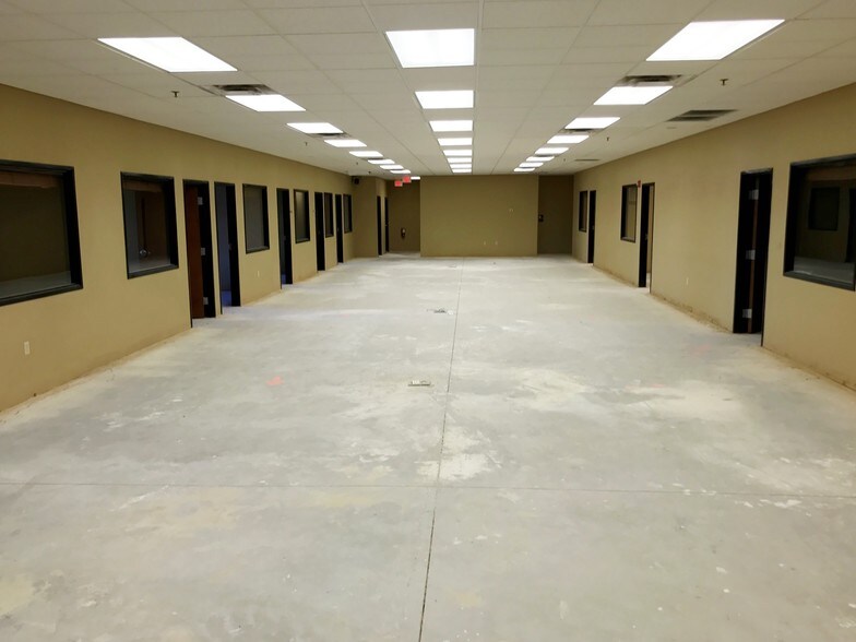 More Photos Of 4545 E Broadway Rd, Phoenix Showroom For Lease