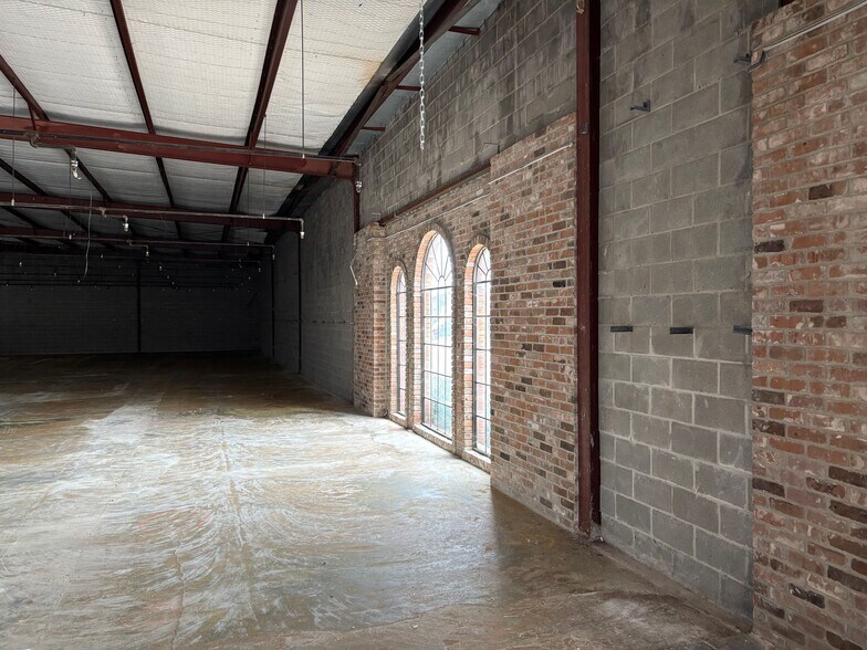 More Photos Of 201 N Pacific St, Conroe Freestanding For Lease