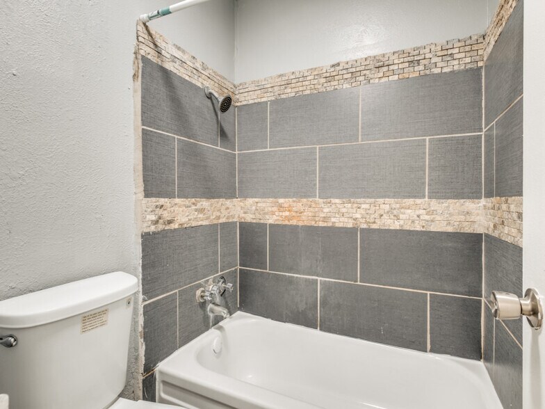 More Photos Of 911 W Wheatland Rd, Dallas Apartments For Sale