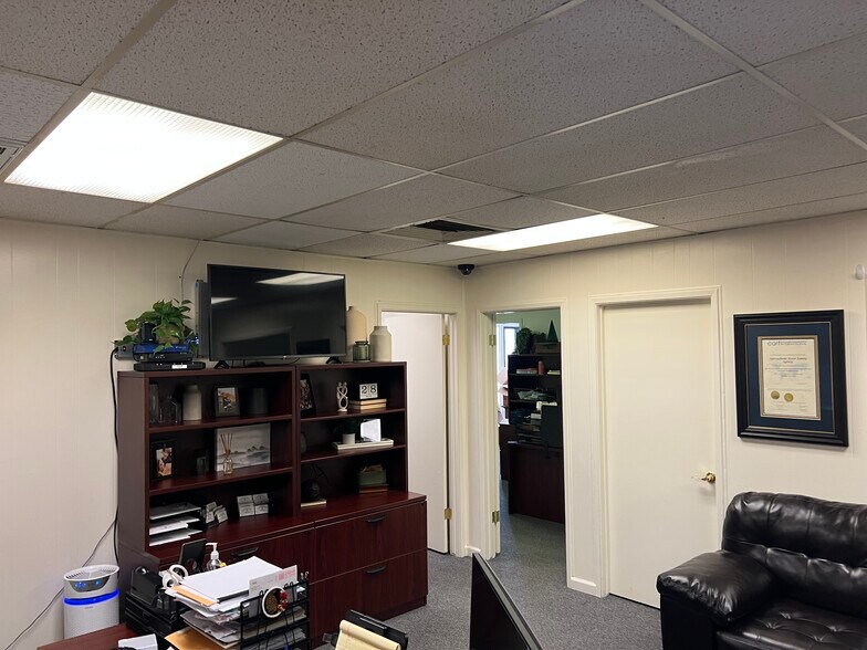 More Photos Of 710 W 18th St, Merced Office For Sale