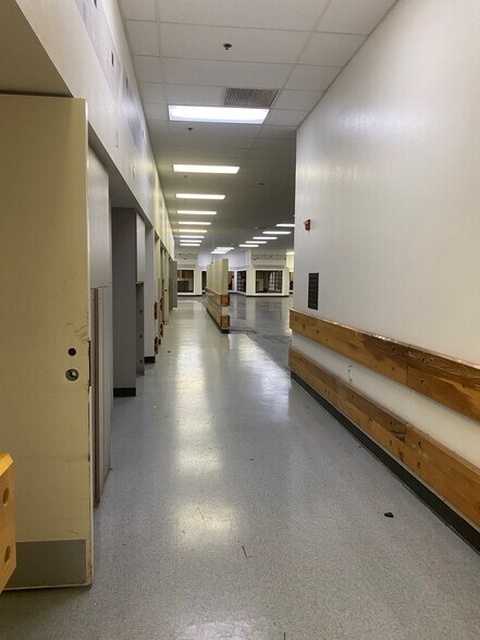 More Photos Of 9029 Airport Blvd, Los Angeles Post Office For Lease