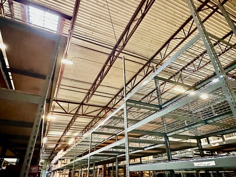 More Photos Of 11330-11334 Gemini Ln, Dallas Warehouse For Sale