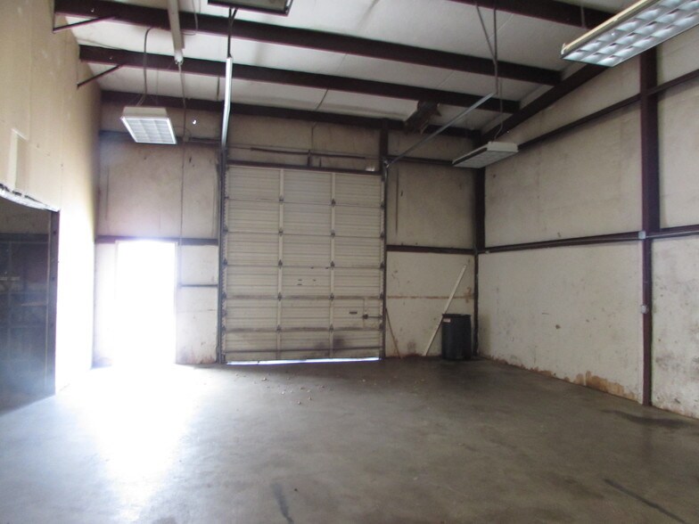 More Photos Of 410-412 Elwood Rd, Irving Warehouse For Lease