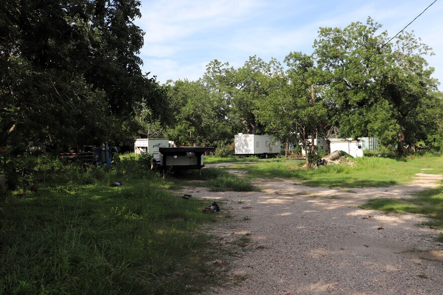 More Photos Of 427 Proctor Rd, Baytown Industrial For Sale