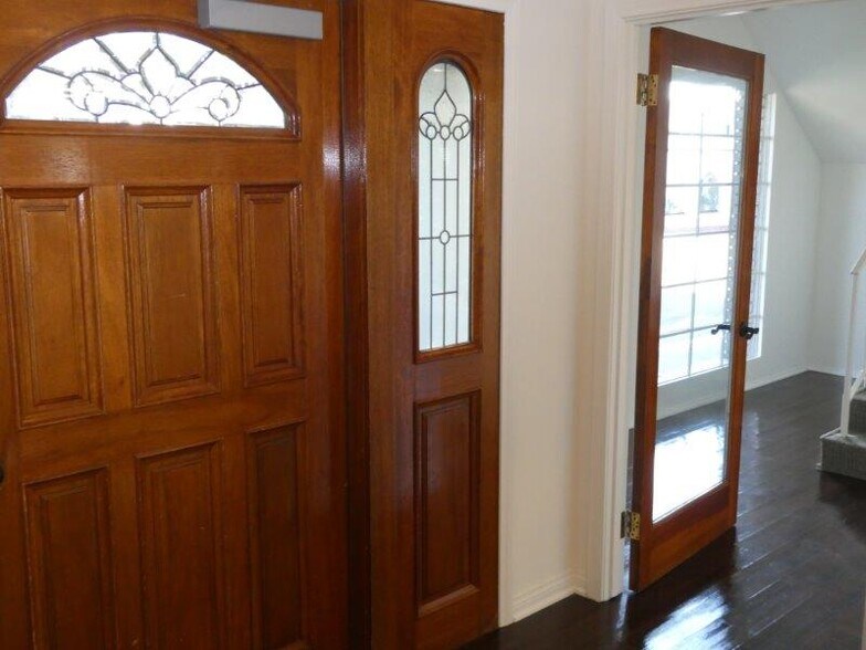 More Photos Of 447 W Burchett St, Glendale Office For Sale