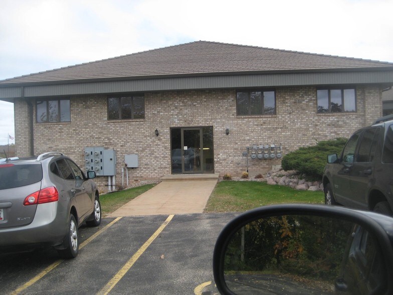 More Photos Of 2905 Universal St, Oshkosh Office For Lease