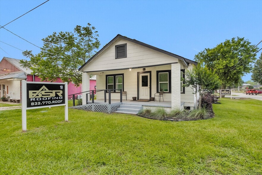 More Photos Of 108 W Montgomery St, Willis Flex For Sale