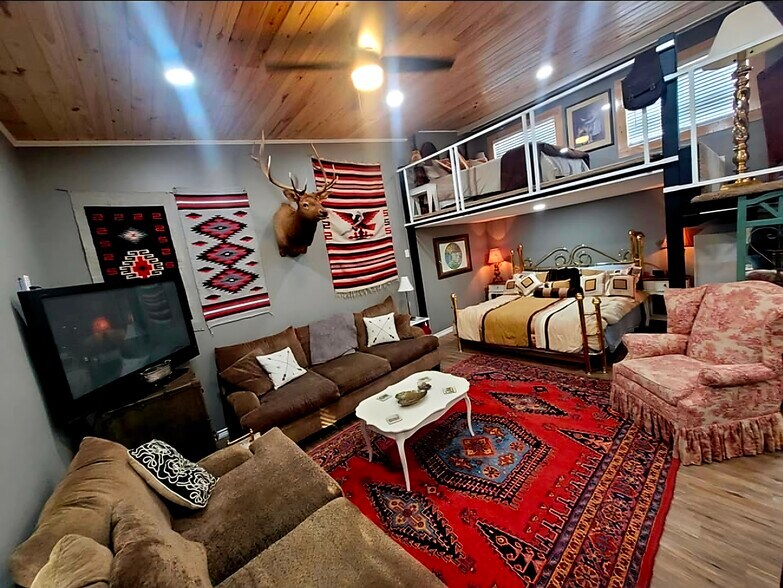 More Photos Of 906 S Main St, Lindale Light Distribution For Sale