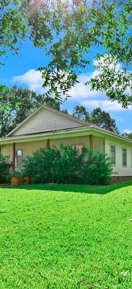 More Photos Of 21325 Eva St, Montgomery Office For Lease