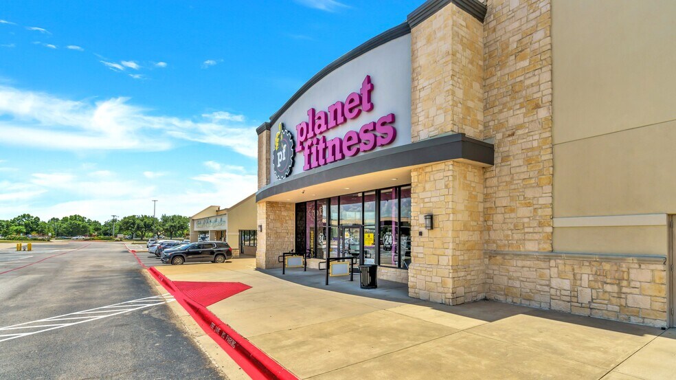 More Photos Of 600-700 Grapevine Hwy, Hurst Unknown For Lease