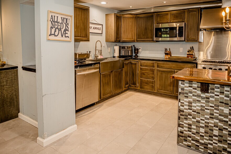 More Photos Of 2735 PA-390, Canadensis Hospitality For Sale