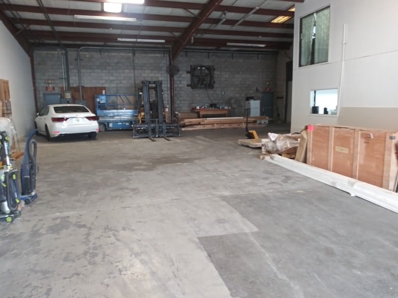 More Photos Of 5017 N Coolidge Dr, Tampa Warehouse For Sale